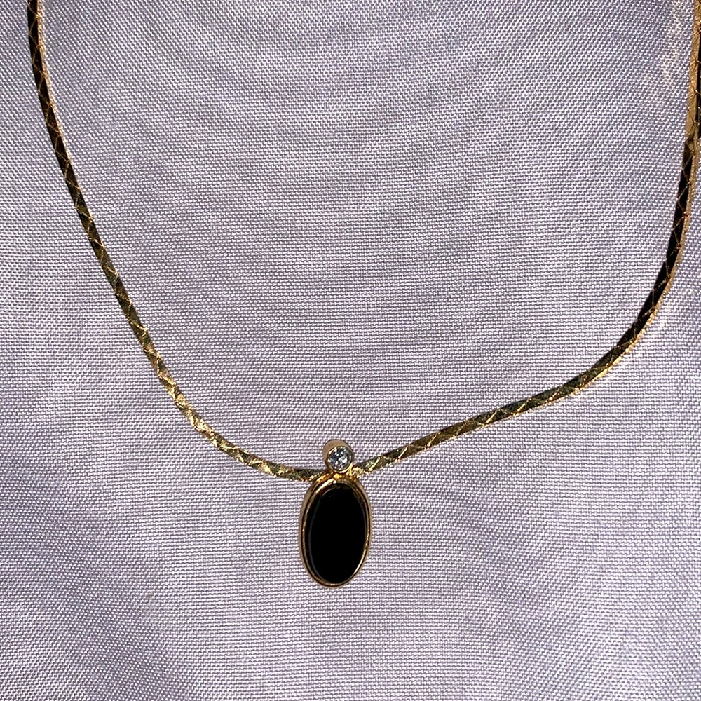 AVON VINTAGE MIDNIGHT TOUCH Pendant. Gold plated tone chain black pendant 1982!